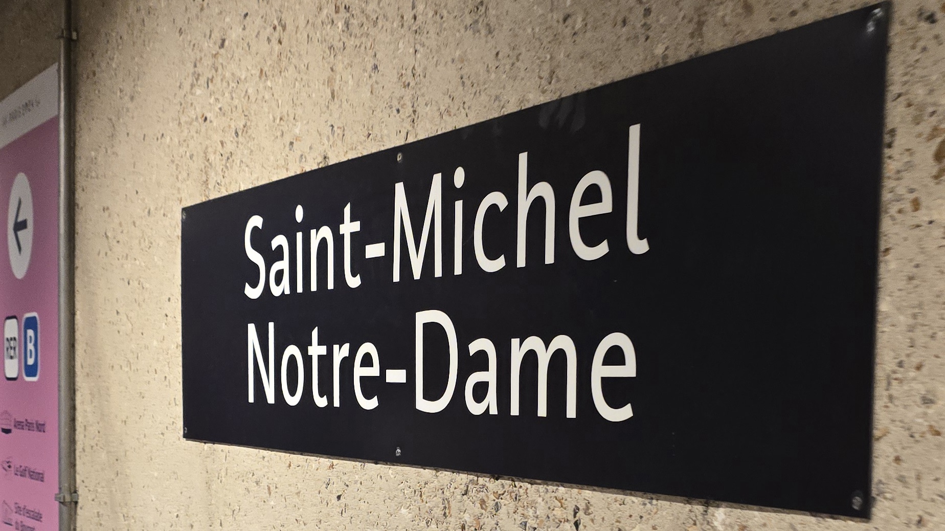 How to Get Around Paris Using Your Phone (No Physical Card Needed)